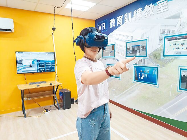 新莊塔寮坑二抽水站設置防洪科技互動館，館內設設有虛擬實境（VR），讓民眾能透過遊戲了解抽水站操作及故障排除等流程。（陳慰慈攝）