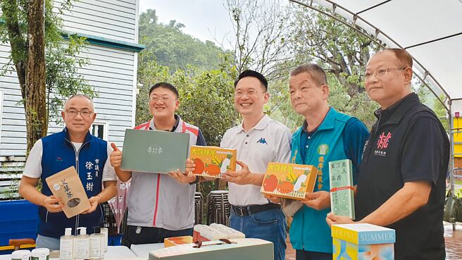 桃園市龍潭龍元宮建廟200周年，舉辦長達半年的慶祝系列活動，21日農村地景藝術社區共創成果發表及青農市集，副市長蘇俊賓（中）出席活動。（農業局提供／廖姮玥桃園傳真）