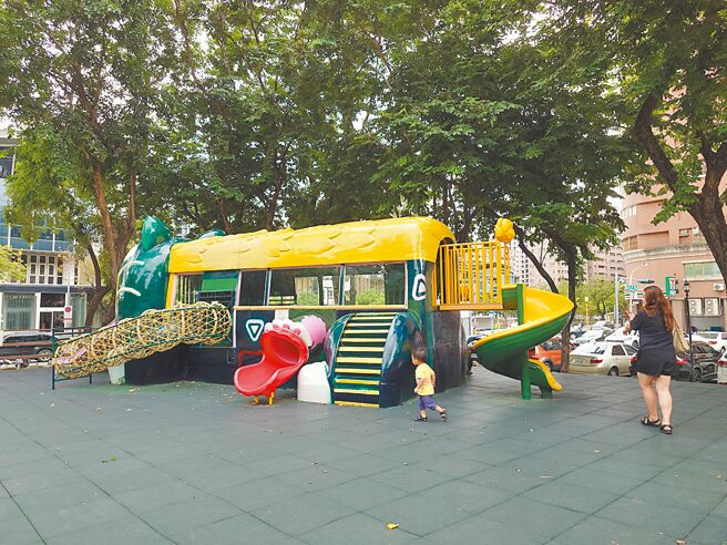 高雄特色公園改造後，反倒成社區居民困擾，民眾反映位於三民區的鼎泰公園深夜仍有小朋友嬉戲，影響住戶睡眠。（任義宇攝）