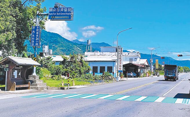 台東縣縱谷地區台9線沿線更新畫設「綠白斑馬線」，視覺上發揮警示作用，維護行人安全。（關山警察分局提供／蕭嘉蕙台東傳真）