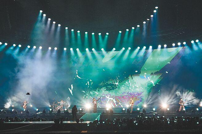 麋先生21日在台北小巨蛋开唱，卖力演出许多夯曲。（罗永铭摄）