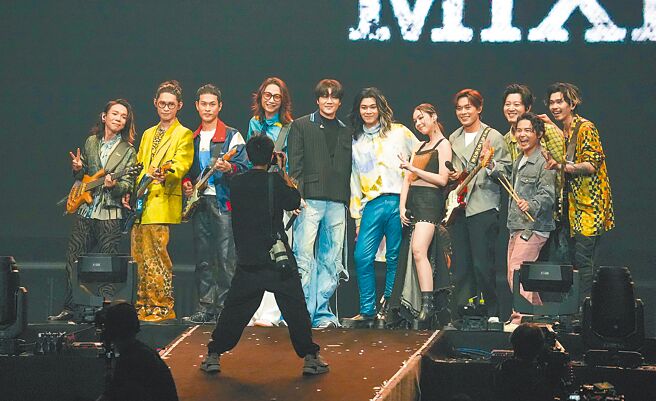 「麋先生」21日首度在小巨蛋开唱，邀来告五人、宇宙人担任嘉宾对唱，气势十足。（罗永铭摄）