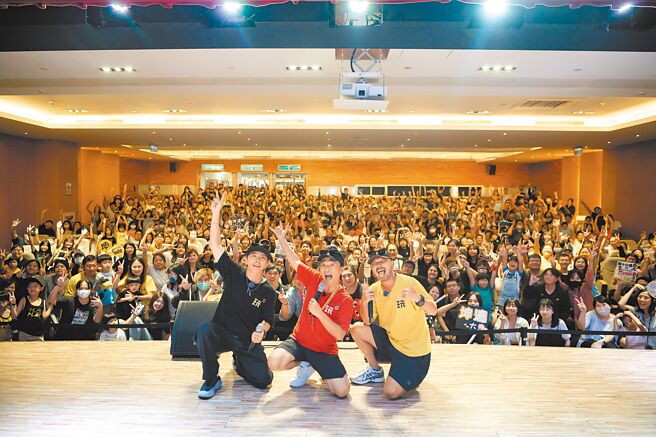 坤達（左起）、吳宗憲、KID快閃高雄，舉辦粉絲見面會。（《綜藝玩很大》提供）