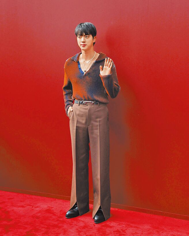 Jin服完兵役重返時尚界，立刻成為當日社群提及率冠軍，連帶讓GUCCI登冠。（GUCCI提供）