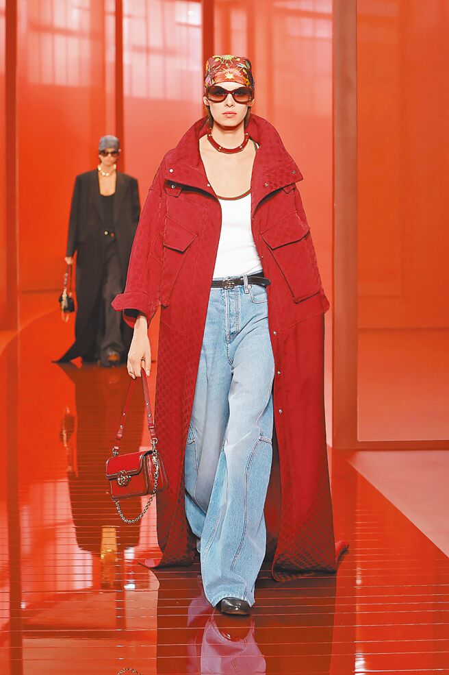 在大秀尾聲登場的這套拖地大衣氣勢十足，網路上的討論度頗高。（GUCCI提供）