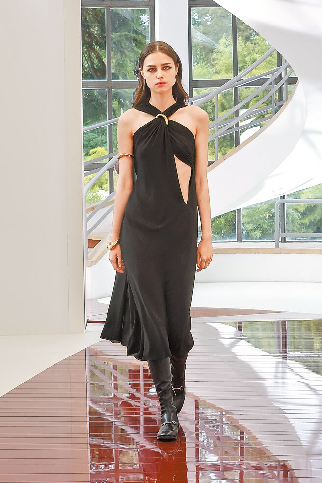 經典的竹子作為飾品、珠寶，繞於頸部成為裙裝的一環。（GUCCI提供）