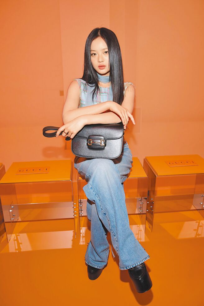 Hanni以垂墜珠飾上衣搭配中低腰牛仔寬褲，讓人感受到女孩轉大人了。（GUCCI提供）