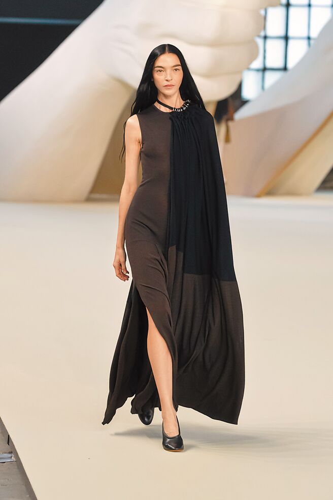 TOD’s 2025春夏系列透过裁片设计，使服装轮廓兼具优雅飘逸的感觉。（TOD’s提供）