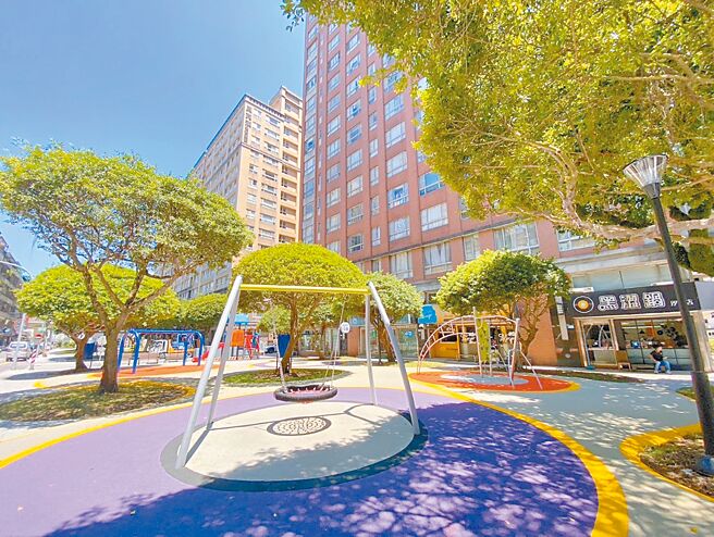 汐止復興公園改造為有綠地、兒童遊憩及體健設施的全齡化公園，讓大小朋友有更舒適的休憩空間。（汐止區公所提供）