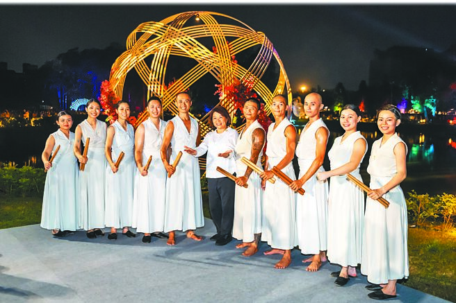 嘉義市「光織影舞」熱鬧展開，市長黃敏惠與優人神鼓合照。（嘉義市政府提供）