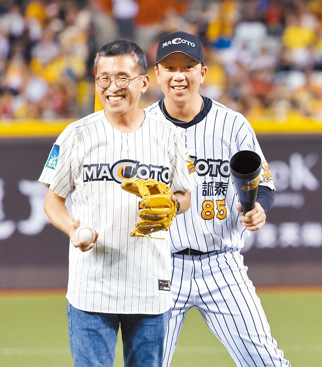诚泰Cobras前领队林致光（左）到大巨蛋担任周思齐（右）引退周开球嘉宾。（姚志平摄）