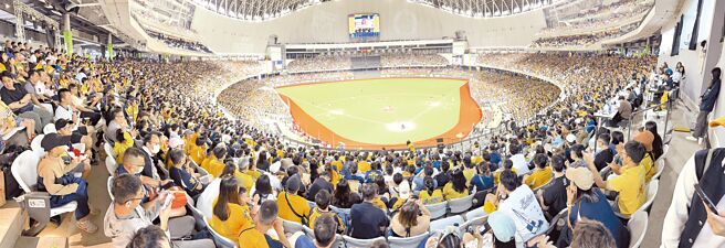 职棒21日中信兄弟对味全龙之战，台北大巨蛋观眾席再度爆满。（姚志平摄）