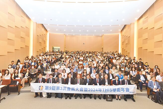 專家表示，台灣人口結構失衡，政府應改革健保收入的設計，不再補貼老人保費、以財富稅平衡薪資稅、提高非保費收入，並透過商保補健保的不足。（台灣醫務管理學院提供／林周義台北傳真）