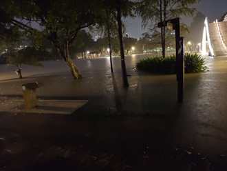雨彈來襲！北市大湖公園「水淹沒草坪」馬路慘變整片黃水