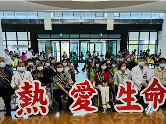 周大觀基金會贈書陽明交大附醫傳希望 打造醫院閱讀角落