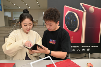 華為三摺手機為何敢賣9萬？專家曝背後盤算：大絕招