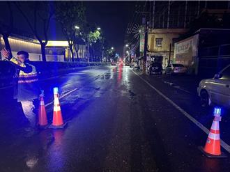 高雄大寮雨後驚現大坑洞 害2騎士摔傷5車遭殃