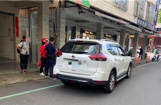 見前女友給新歡載！ 醉男生氣騎車阻攔害撞路邊攤