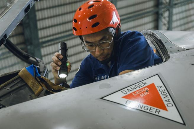 地勤官兵運用各領域的專業知識及技術通力合作，持續投入「天安作業」，讓戰機迅速復飛升空。（記者陳怡璿攝）