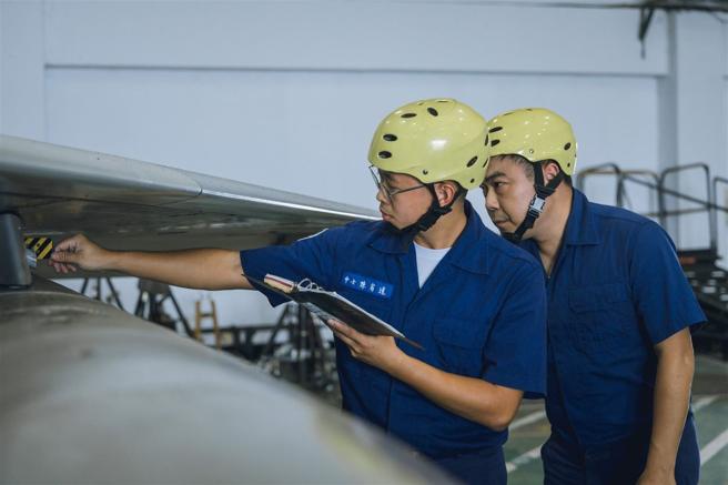  飛支分隊官兵針對燃油泵，進行地面安全指令檢視，將空氣導片打開。
（記者陳怡璿攝）