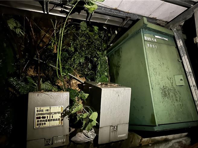 基隆市中山区中和路发生边坡土石崩落，挤压变电箱，导致多户停电，台电决定白天再进行復电工程。（议员施伟政服务处提供／张志康基隆传真）