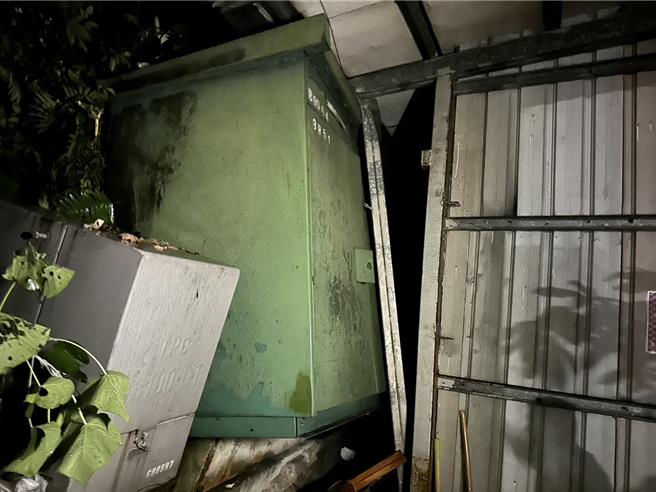 基隆市中山区中和路发生边坡土石崩落，挤压变电箱，导致多户停电，台电决定白天再进行復电工程。（议员施伟政服务处提供／张志康基隆传真）