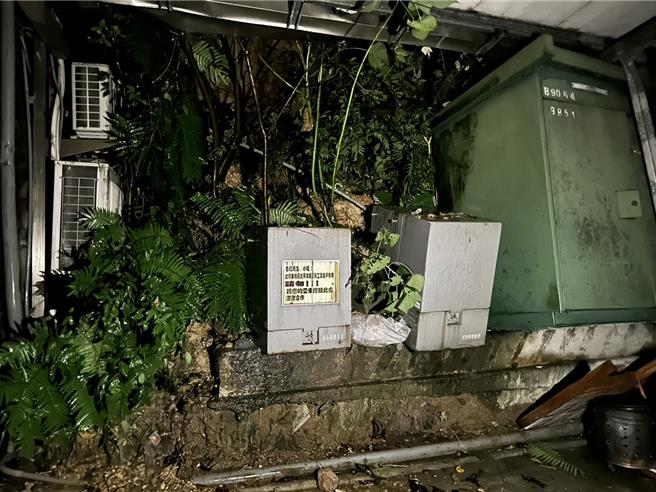 基隆市中山区中和路发生边坡土石崩落，挤压变电箱，导致多户停电，台电决定白天再进行復电工程。（议员施伟政服务处提供／张志康基隆传真）