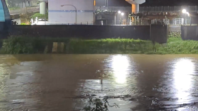 大雨造成基隆河水位上漲，民眾分享照片，水位一度逼近河岸。（翻攝汐止集團臉書）