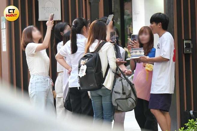 林毓家拿起早已准备好的生日蛋糕让粉丝拍到饱。（图／本刊摄影组）