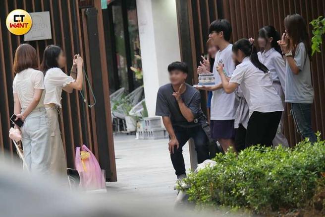 林毓家善尽吉祥物职责与粉丝们拍照。（图／本刊摄影组）