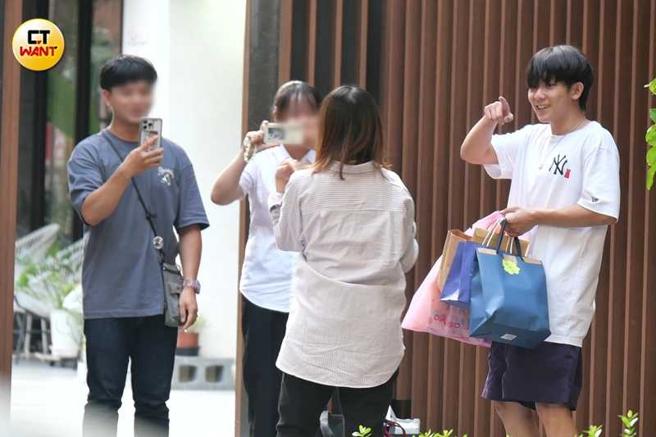 收到粉丝礼物的林毓家，脸上充满了笑容。（图／本刊摄影组）