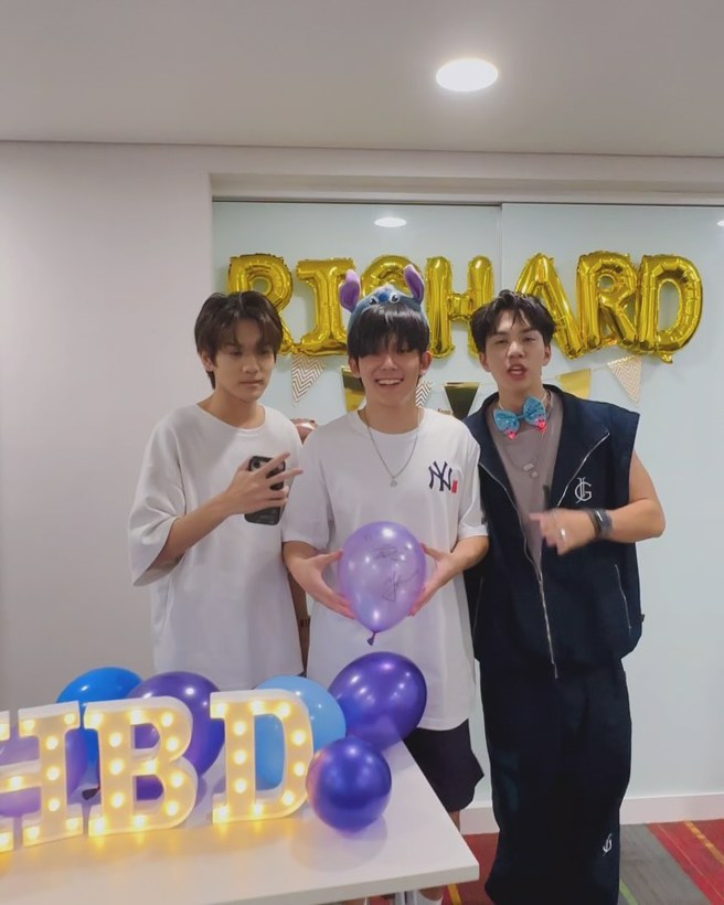 虽然呈现5缺2的状态，但林毓家还是与卢佾旸、李秉谕开心庆生。（图／翻摄自AcQUA IG）