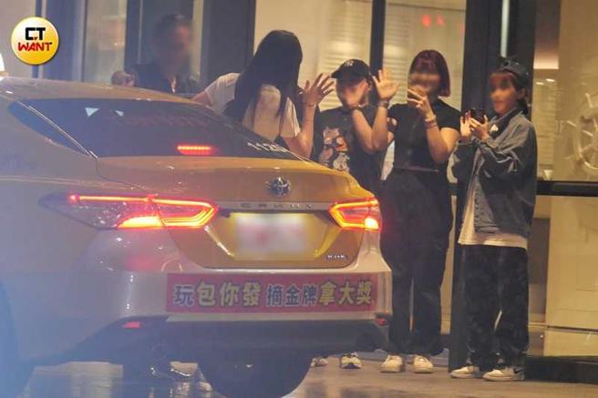 安心亚结束採访工作后，粉丝特地到场为她庆生。（图／本刊摄影组）