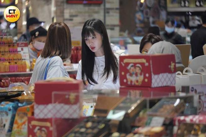 与粉丝告别后，安心亚前往百货公司地下美食街买蛋糕。（图／本刊摄影组）