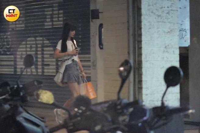 与经纪人分开后，安心亚独自搭计程车前往台北市中山区的餐酒馆。（图／本刊摄影组）