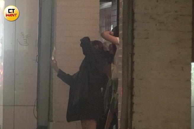 在餐厅门口安心亚开心跟友人们合照。（图／本刊摄影组）