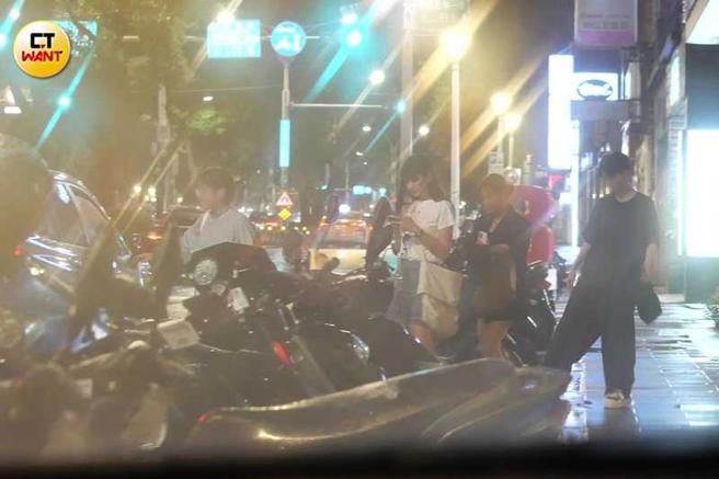 安心亚与似乎是妆髮师的女性友人一同离开餐厅。（图／本刊摄影组）