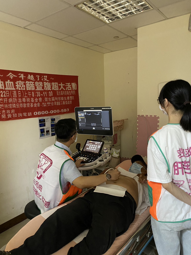 肝基會22日0在衛生福利部樂生療養院)舉辦免費肝炎、癌症指數抽血及120名預先報名的民眾腹部超音波檢查（肝基會提供）