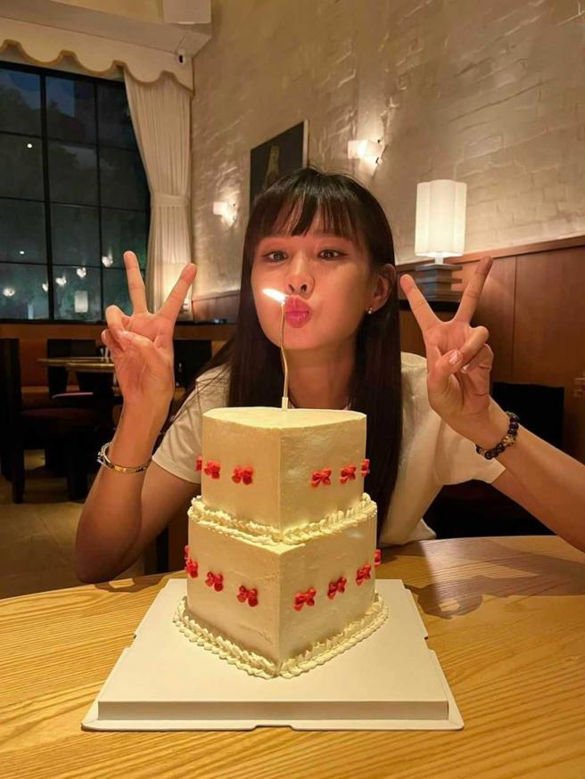 安心亚PO出与蛋糕的合照，并许下愿望。（图／翻摄自安心亚脸书）