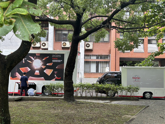 台積電行動徵才車到臺師大。（讀者提供）