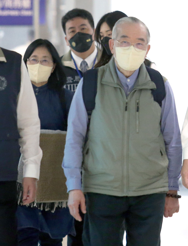 贵妇奈奈的男友父亲黄立雄（右）与母亲黄林丽真（左）逃亡约6年，今年从加拿大搭机返台。（图／中时资料照）