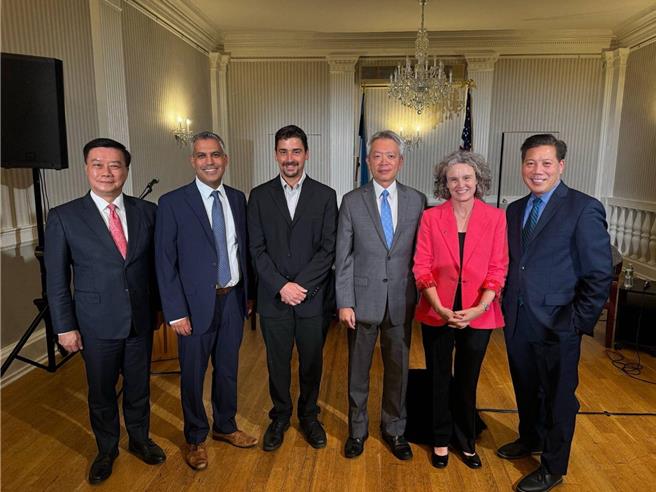 台、美、日、澳、加共同舉辦GCTF研討會，（右起）美國駐聯合國副常任代表盧沛寧（Chris P. Lu）、澳洲駐聯合國副常任代表Rebecca Bryant、駐紐約辦事處處長李志強、哥倫比亞大學永續發展中心執行主任Yanis Ben Amor、加拿大駐聯合國代表團政治參事Hussein Hirji、國合會祕書長李朝成。(外交部提供)