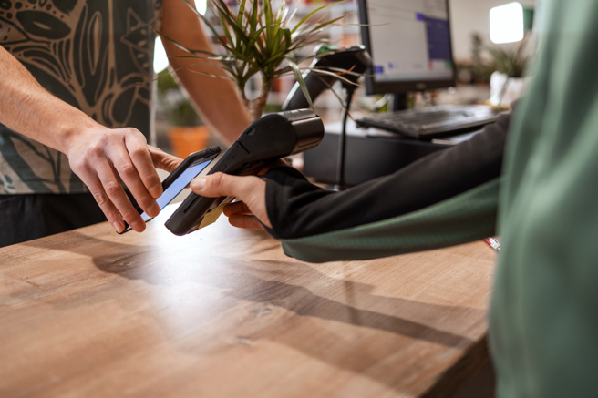 男子好奇做服务业不会讲台语是不是很吃力。（示意图，shutterstock／达志）