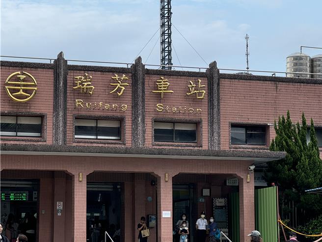 受到昨（22）日大雨影响，台铁平溪线大华站至十分站间路基被大雨冲刷掏空，目前人员正在抢救中，平溪区所则表示，在恢復行驶前，台铁将加开瑞芳至菁桐的公路接驳，接驳车自瑞芳车站前广场出发。（柯毓庭摄）