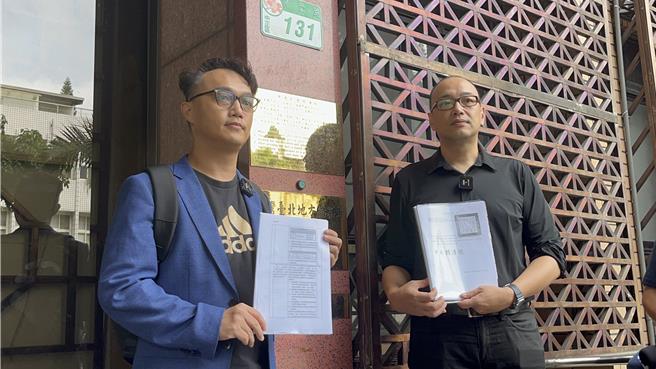 媒体人毛嘉庆、国民党前文传会副主委练鸿庆，今（23）日上午赴台北地检署告发总统赖清德、国土管理署长吴欣修涉犯图利罪嫌。（图赖佩璇摄）