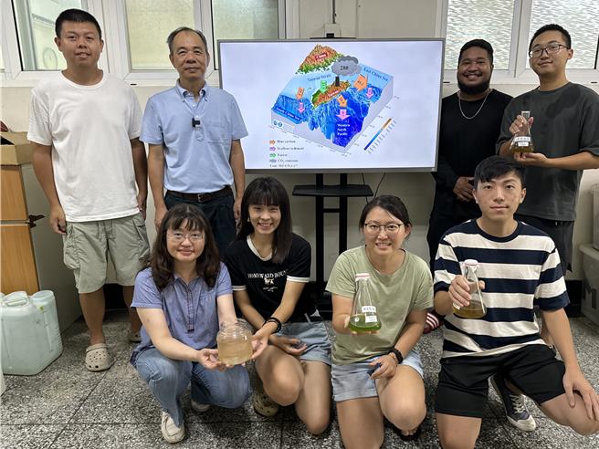 中山大学海科系特聘教授洪庆章（后左二）团队聚焦海洋性蓝碳研究，证实海洋浮游动物代谢的「粪粒」是主要的颗粒有机碳。（中山大学提供／郭良杰高雄传真）