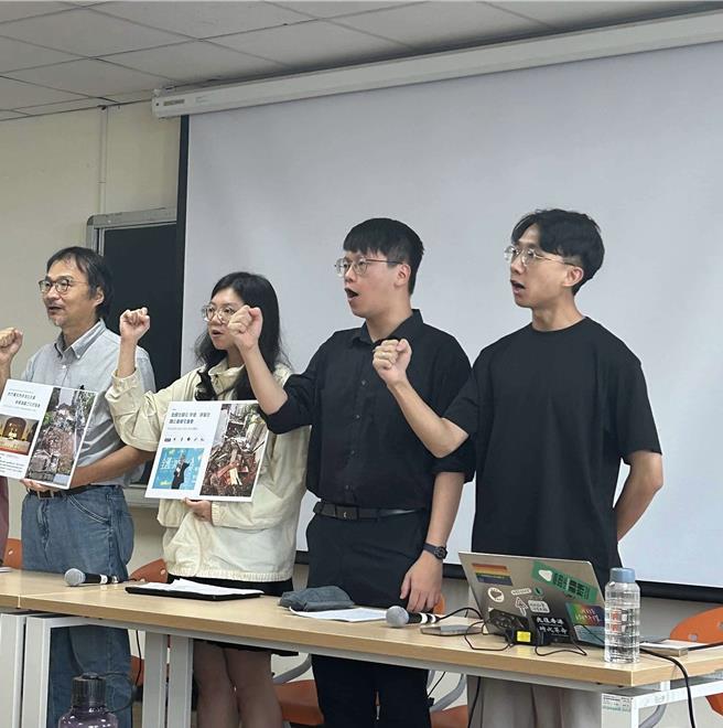 台大研究生協會及台北市溫州街住民今天召開記者會，指校方在未充分溝通下就拆除包含曹永和故居在內日式建築，引發爭議。（台大研究生協會提供／林志成台北傳真）