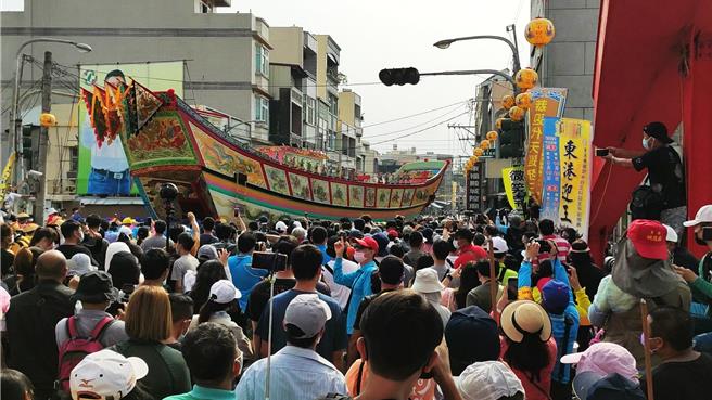 東港迎王人山人海，東港分局規畫交通管制時間與路段。（資料畫面）
