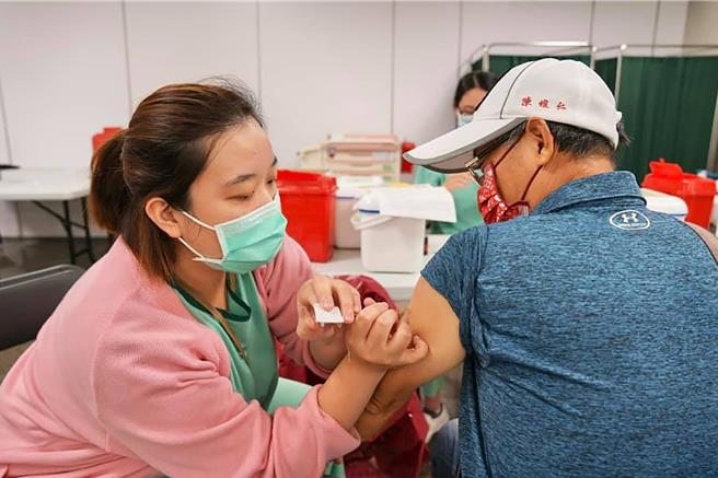 公費流感疫苗將在10月1日開打，中醫大新竹附設醫提供一站式流感疫苗門診施打，民眾可先至中醫大新竹附醫官網預約。（中醫大新竹附醫提供／羅浚濱新竹傳真）