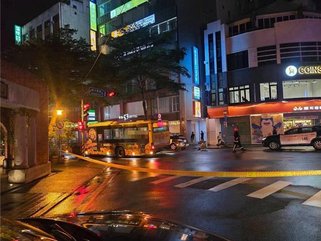 台中市巨业客运305号公车22日晚间9时多行经中区中山路，与2名路人相撞，其中就读东海大学20岁林姓女大生当场被卷入车底，警消赶往现场将人救出，送医仍不治。（民眾提供／冯惠宜台中传真）